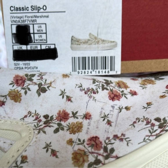 Vans WMNS Classic Slip-On (Vintage) Floral/Marshmal
VN0A38F7VMR
Sneakers - Picture 16 of 16